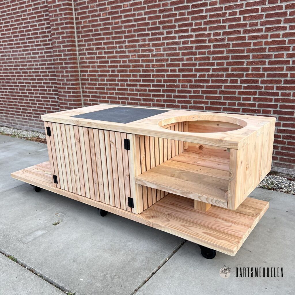 Latjes buitenkeuken op maat met ruimte voor gas BBQ Latjes buitenkeuken op maat met ruimte voor gas BBQ
