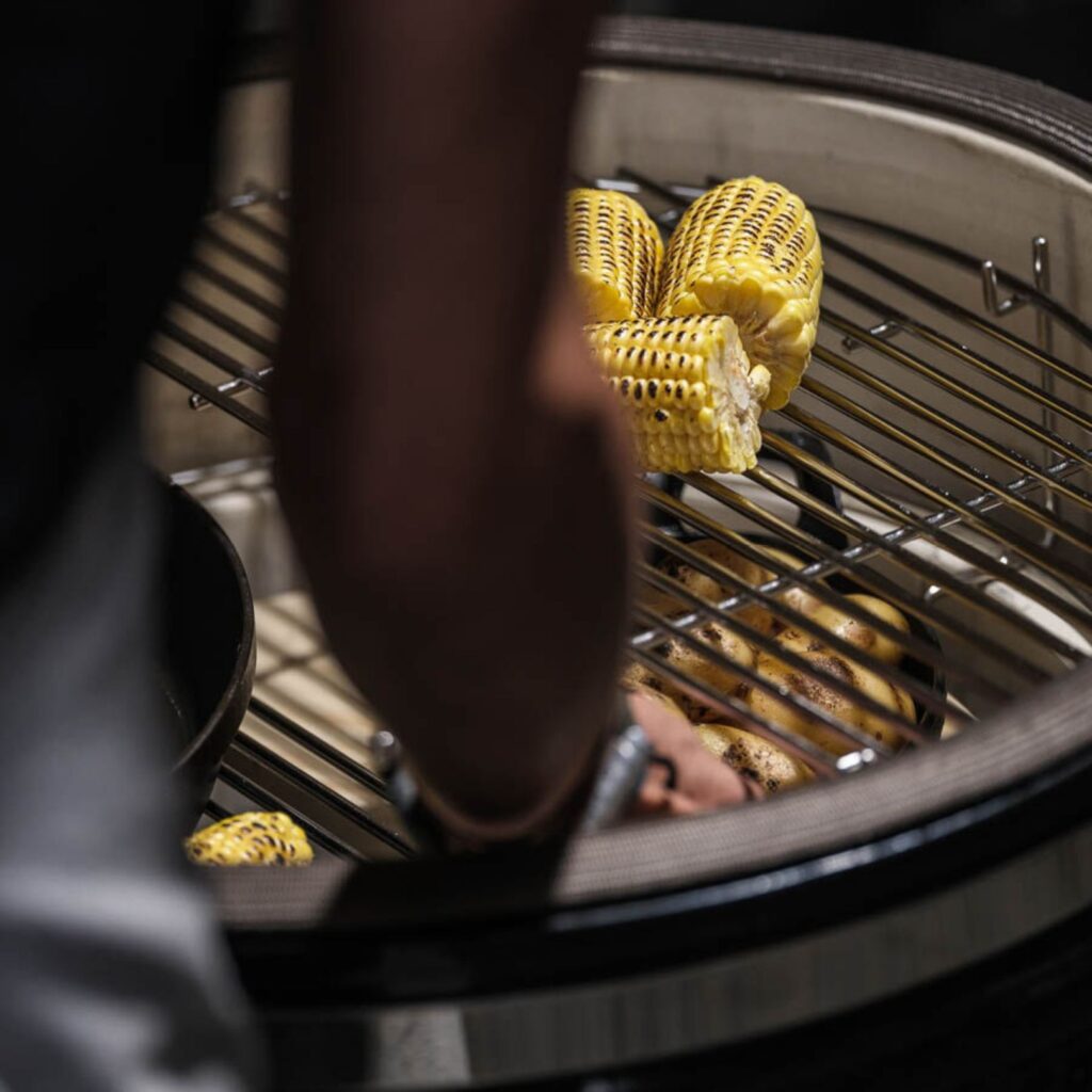 Yakiniku sfeer foto grillen met directe en indirecte zones Yakiniku sfeer foto grillen met directe en indirecte zones