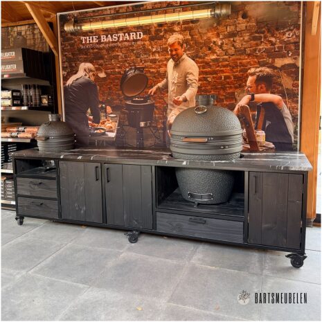 Buitenkeuken 300cm zwart Douglas incl twee kamado Bastard XL en Compact