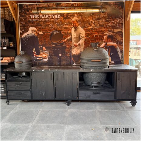 Buitenkeuken Douglas zwart 300 cm met 2 The Bastard kamado's
