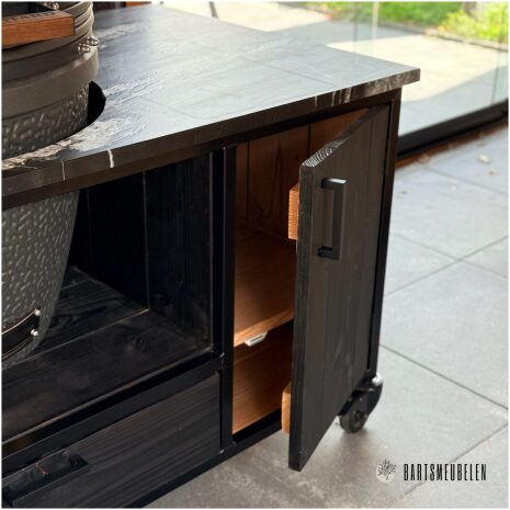 Buitenkeuken zwart Douglas met marmer look granieten blad 300 cm incl kamado's